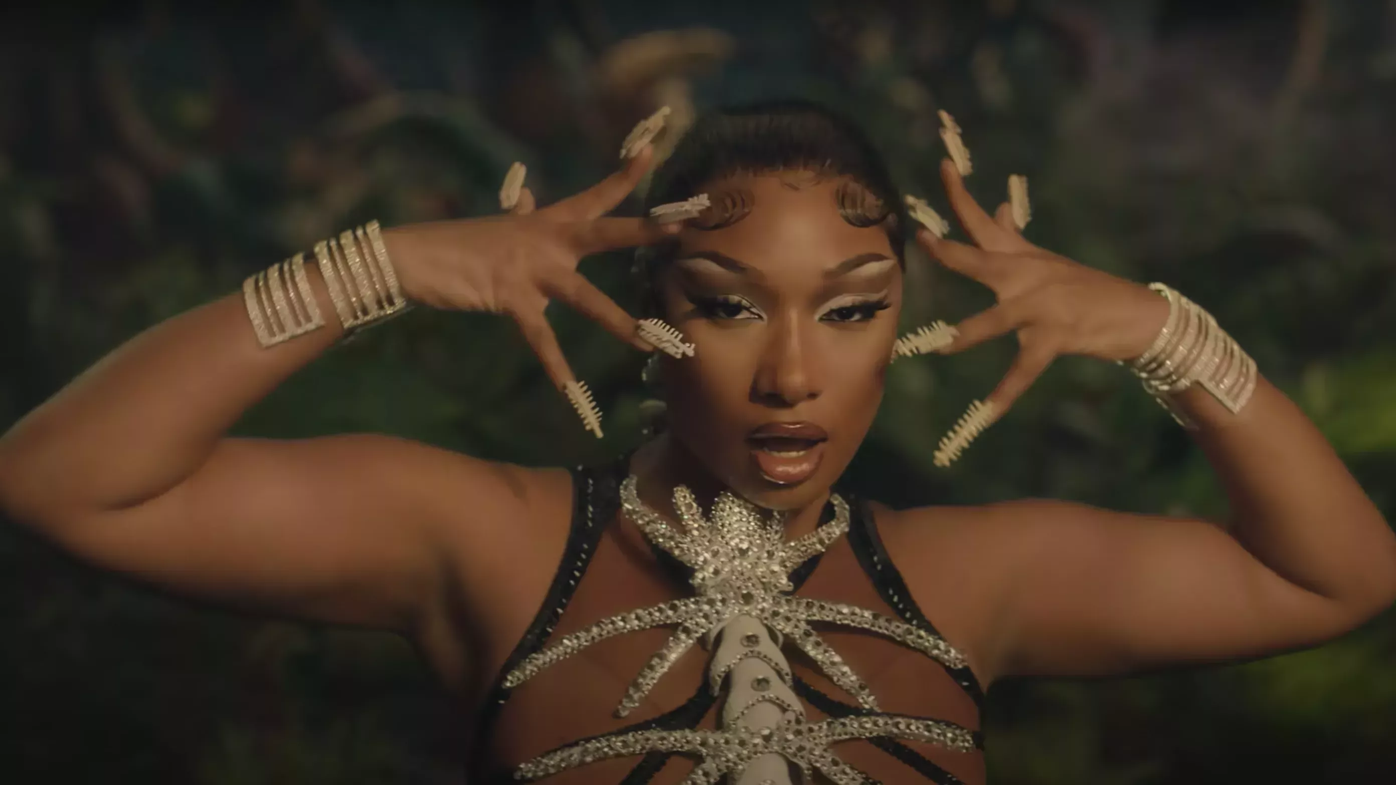Megan Thee Stallion tiene espinas de esqueleto en sus uñas en su nuevo video musical