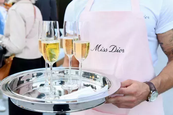 ¡Natalie! ¡Yara! Entra en la fiesta del jardín de Miss Dior Millefiori