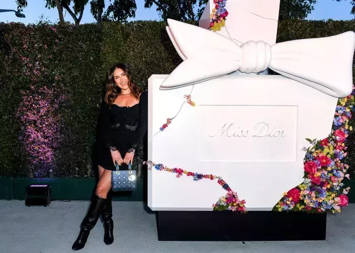 ¡Natalie! ¡Yara! Entra en la fiesta del jardín de Miss Dior Millefiori