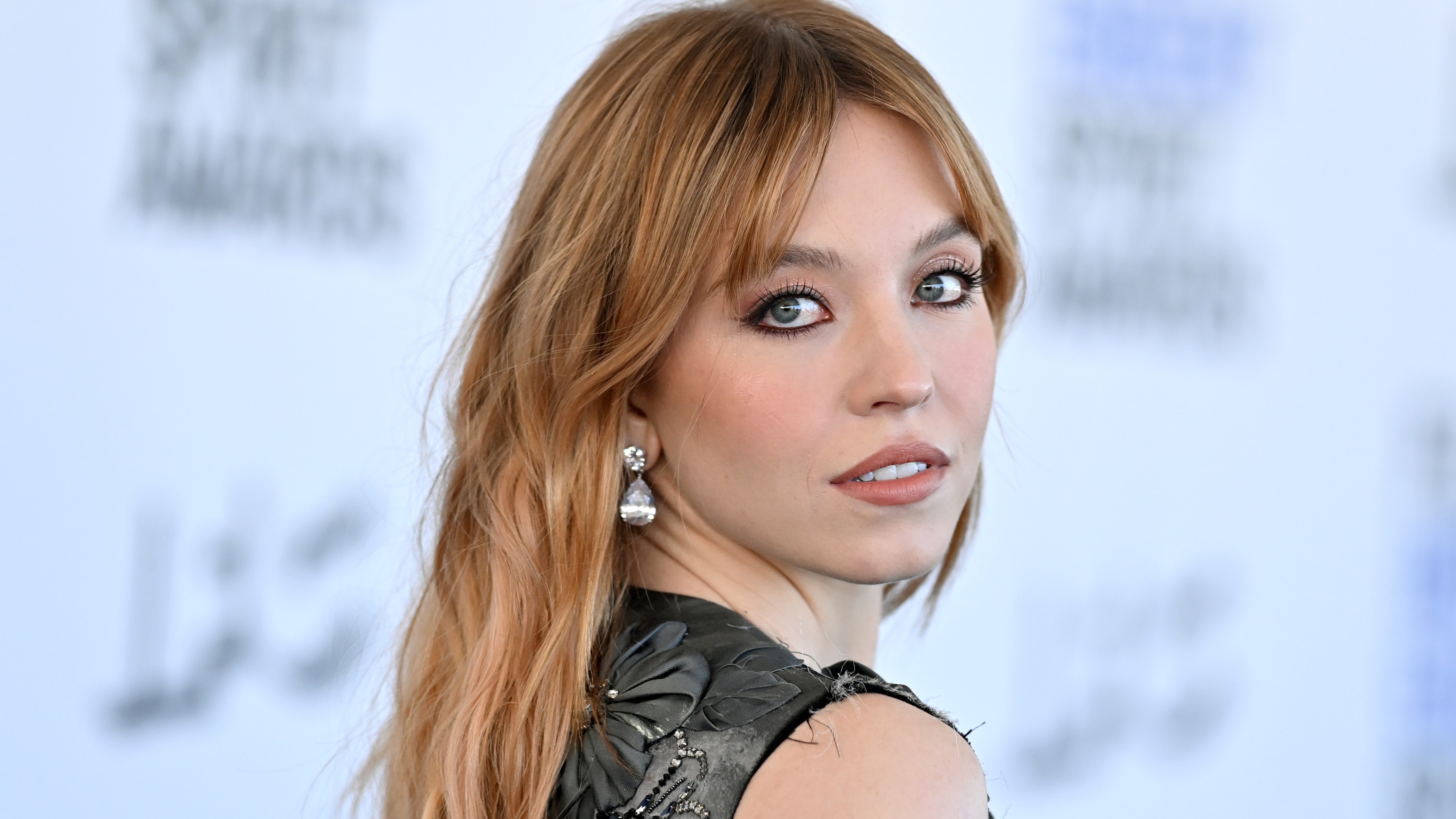 Sydney Sweeney diseña sus propias uñas a presión para las alfombras rojas