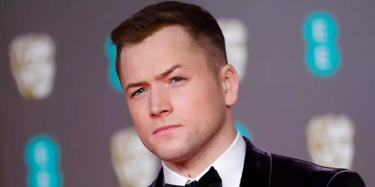 Taron Egerton dice estar bien tras desmayarse durante la primera función de su obra en el West End