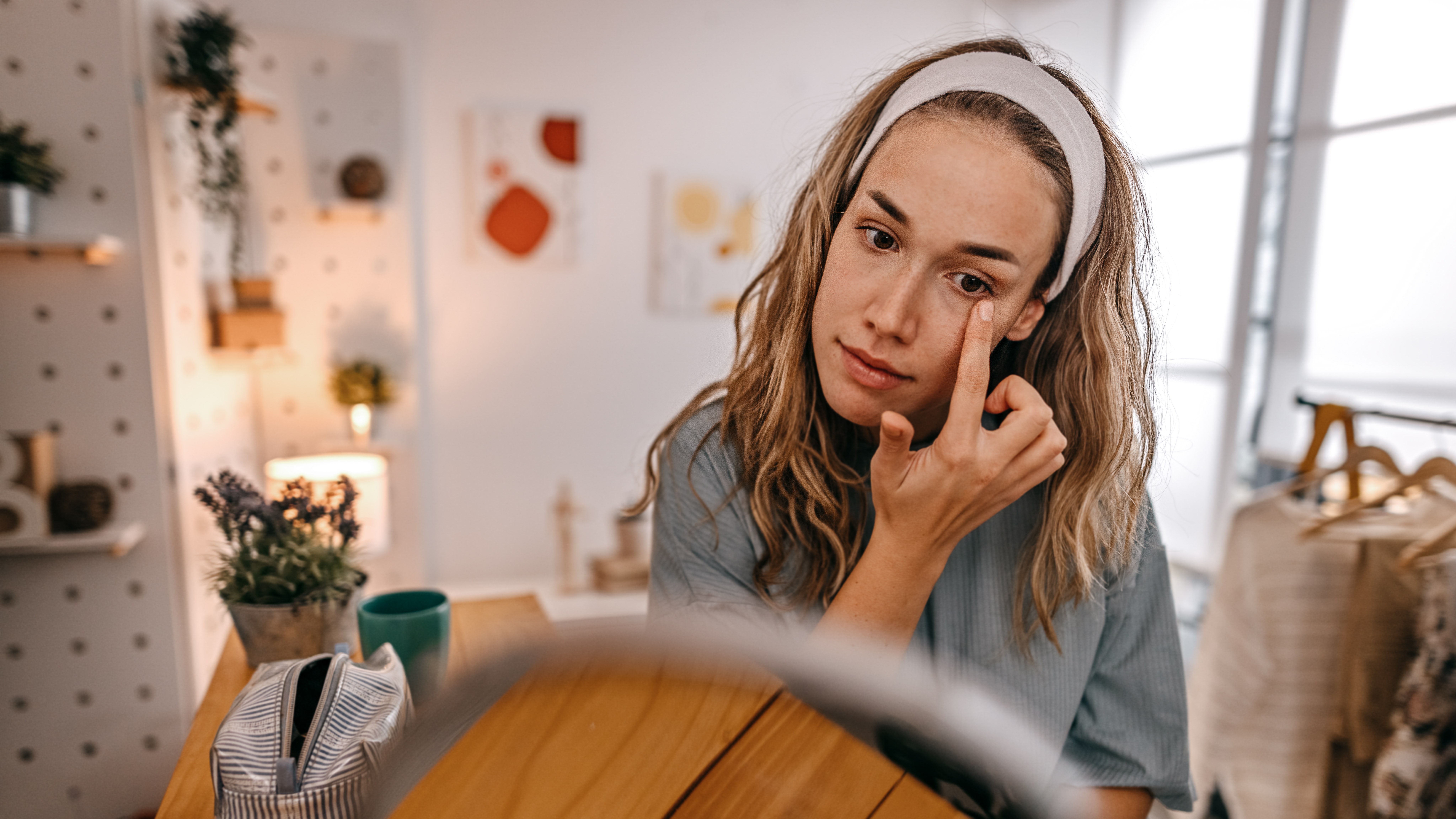 TikTok cree que poner preparación H en los ojos hinchados es un nuevo truco de belleza