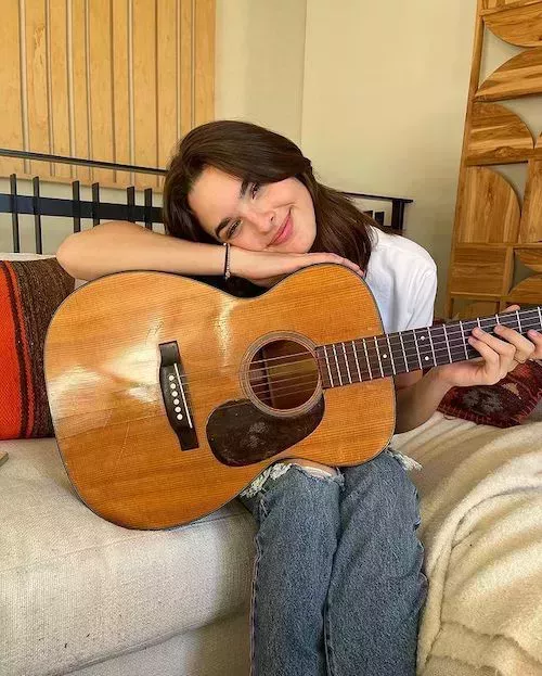 Todo lo que necesitas saber sobre la cantautora Jenna Raine 