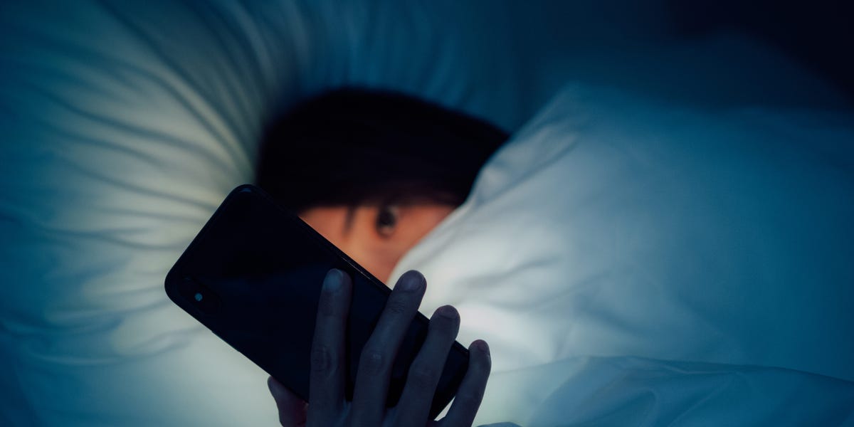 Una mujer dijo que fue atraída a una primera cita con un hombre que fingió tener un perro salchicha. Más tarde vio su foto en una página de Facebook de misterio sobre asesinatos.