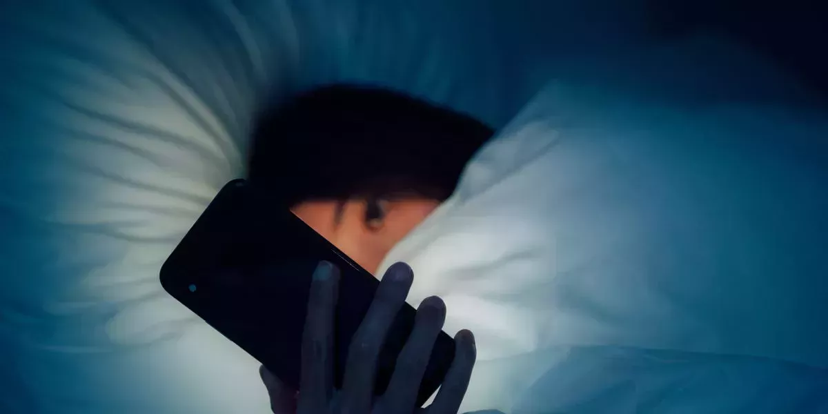 Una mujer dijo que fue atraída a una primera cita con un hombre que fingió tener un perro salchicha. Más tarde vio su foto en una página de Facebook de misterio sobre asesinatos.