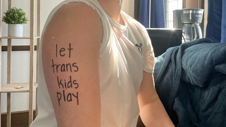 Usé un Sharpie y mi piel para protestar contra las facturas transfóbicas durante los campeonatos de natación de la NCAA