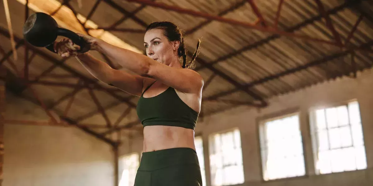 1 ejercicio de cuerpo entero que es más efectivo que los burpees para construir el núcleo y los músculos de las piernas, según un entrenador