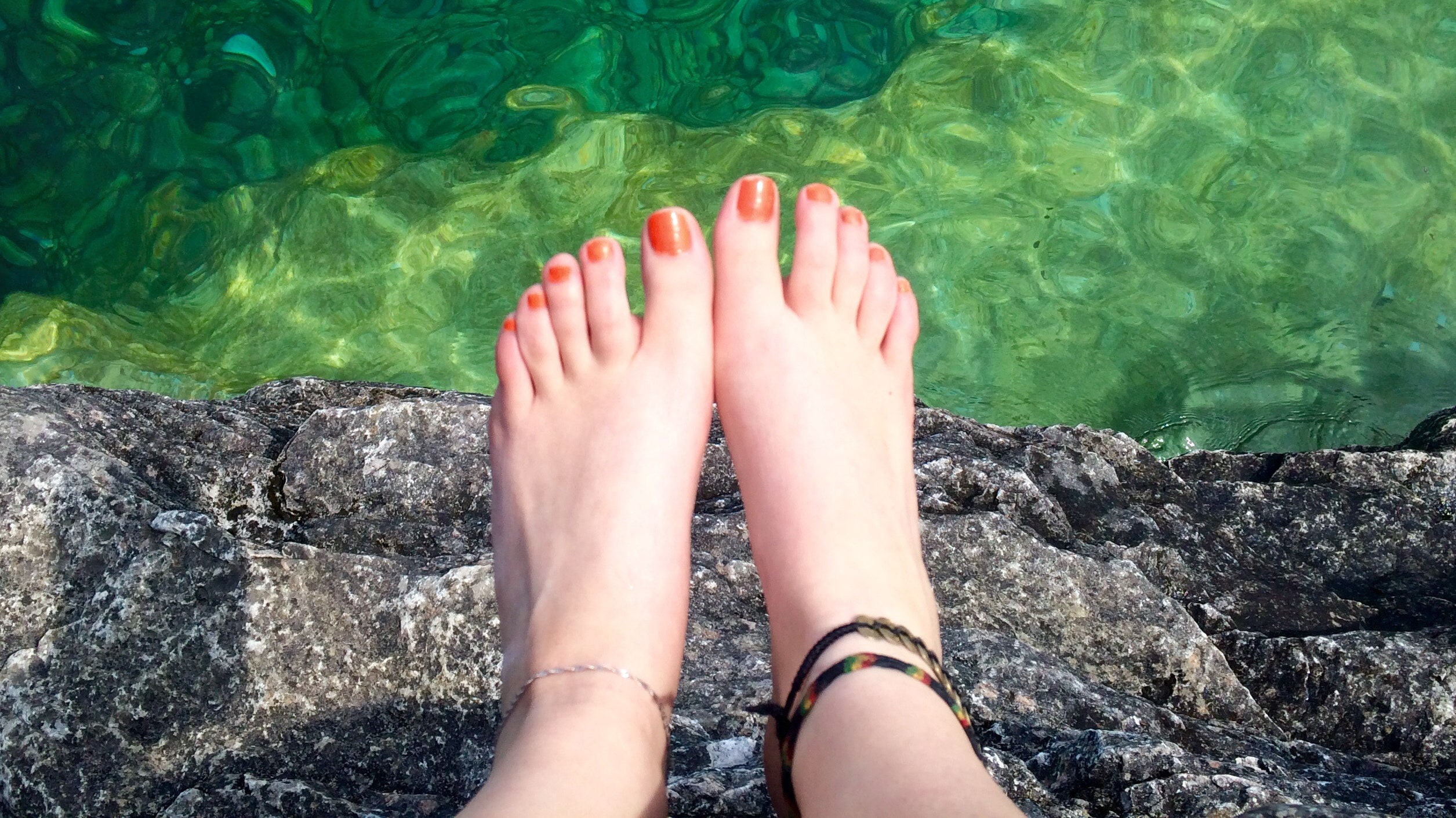 11 bonitos colores de pedicura para llevar en los pies este verano