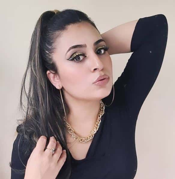 18 Black Dress Makeup Ideas &amp; Hairstyling Tips for Chic Look