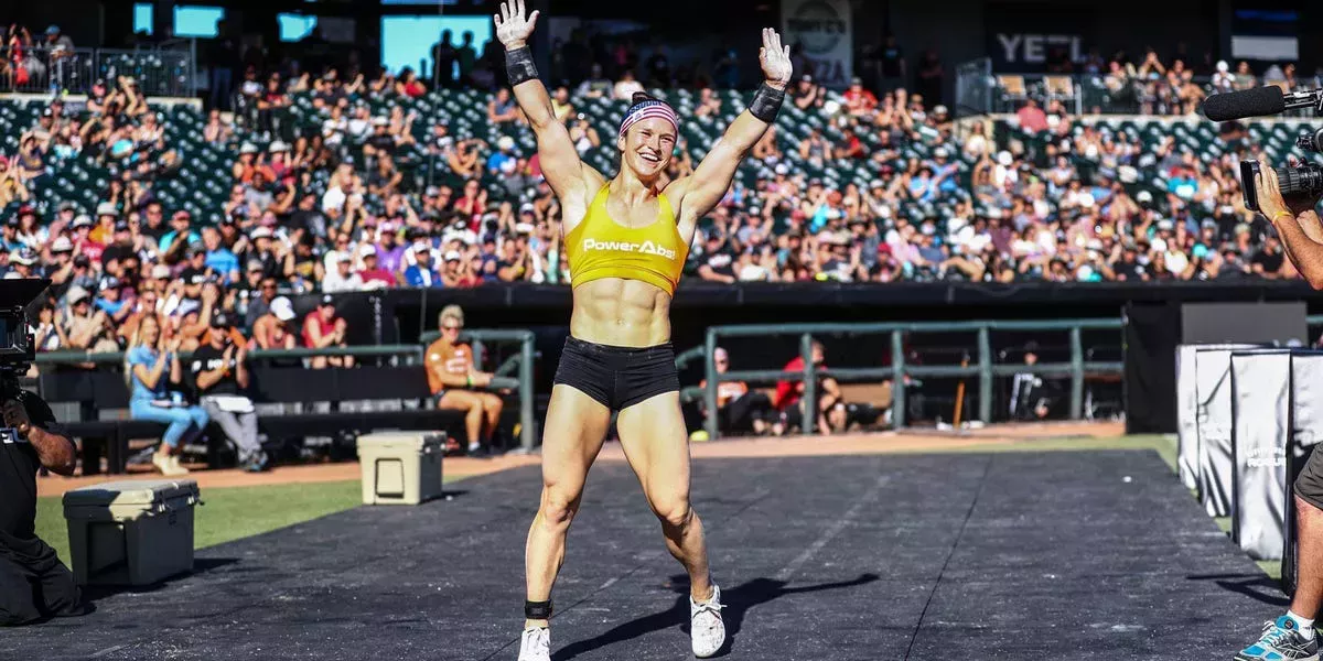 3 ejercicios para los abdominales que son mejores que los crunches, según la atleta de élite de CrossFit Kari Pearce