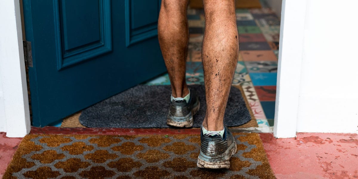 4 razones por las que llevar zapatos dentro de casa es malo para la salud