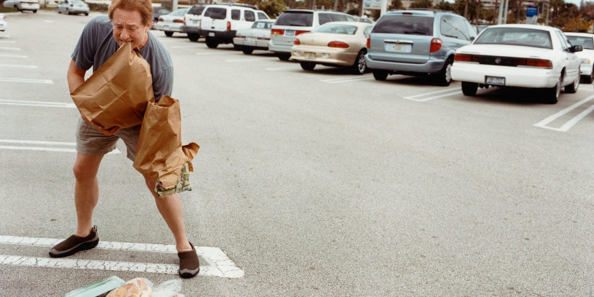 5 señales que indican que tienes una deficiencia de vitamina E, incluyendo problemas de coordinación y de visión.