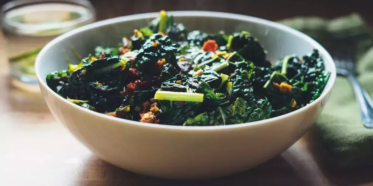 5 técnicas esenciales para preparar y cocinar col rizada para ensaladas, sopas, guisos y más