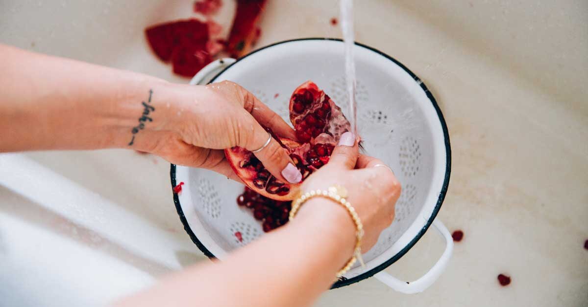 Aquí hay 4 maneras fáciles de exprimir una granada