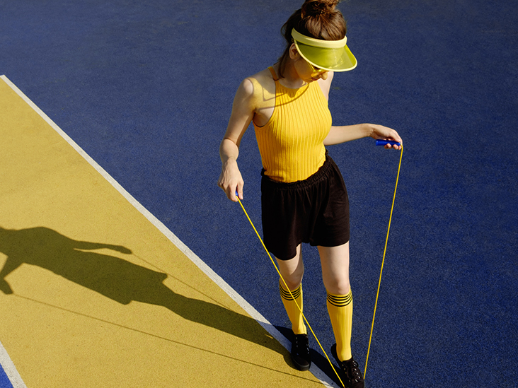 Así es como una cuerda de saltar con peso puede llevar su entrenamiento a nuevas alturas