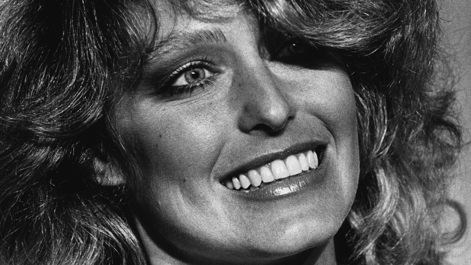 Cómo conseguir el pelo de los 70 como Farrah Fawcett