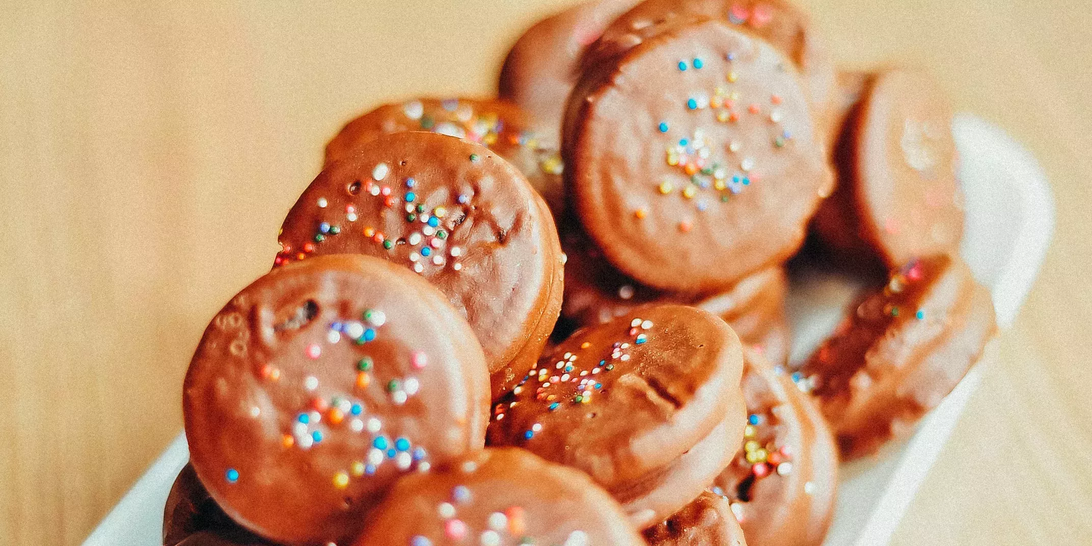 Cómo hacer y decorar Oreos recubiertas de chocolate para obtener un regalo extra sabroso