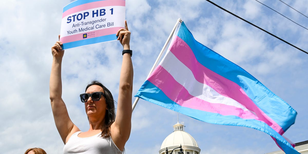 Las familias con niños trans están huyendo de Alabama para evitar el peso de las leyes antitrans.