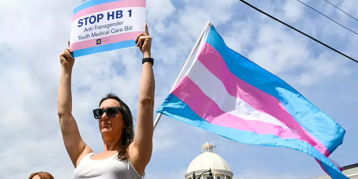 ¿Cuánto falta para que vengan a por nosotros? Las familias con niños trans están recaudando fondos para huir de Alabama para evitar el peso de las leyes antitrans.