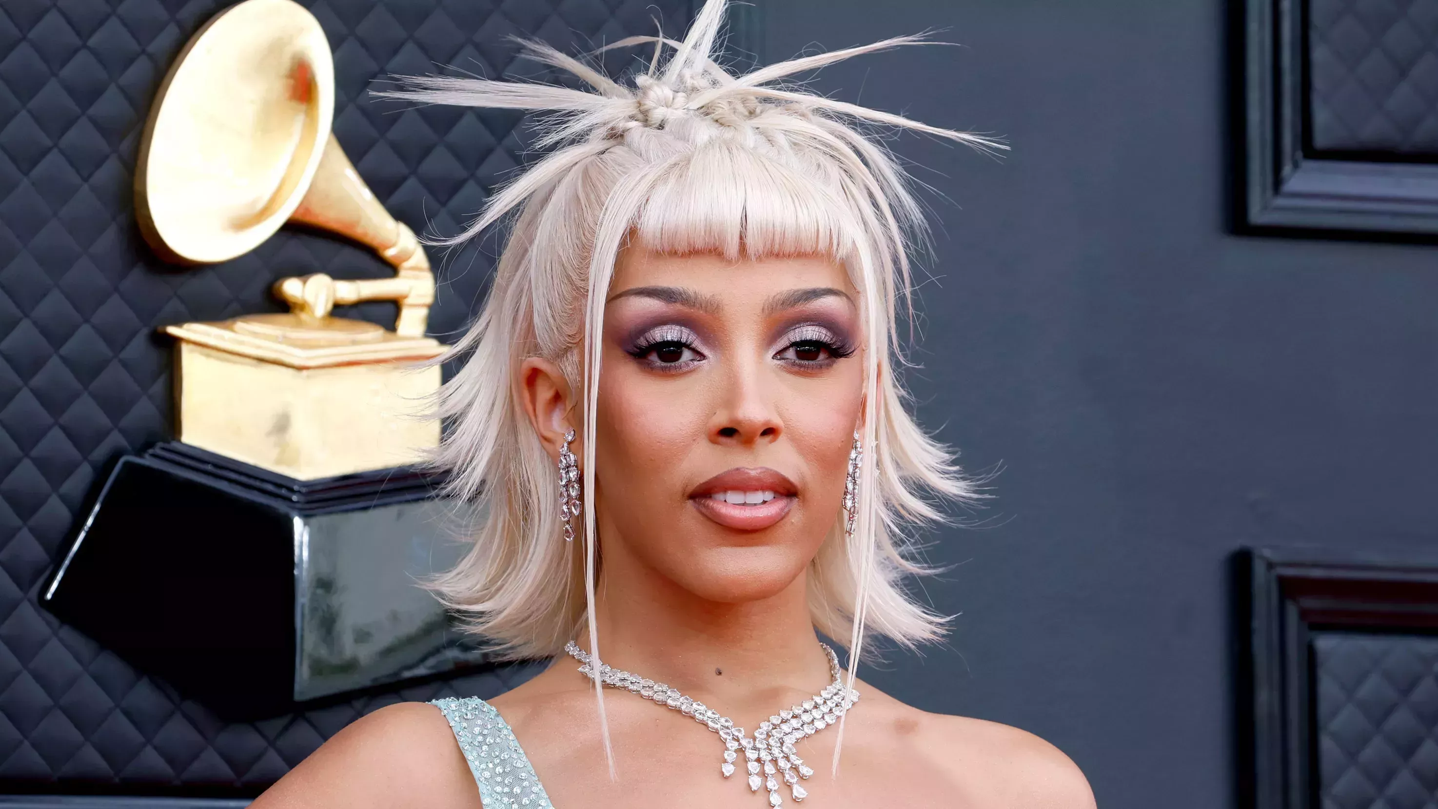 Doja Cat se apodera de las tendencias de belleza de los 90 para la alfombra roja de los Grammys