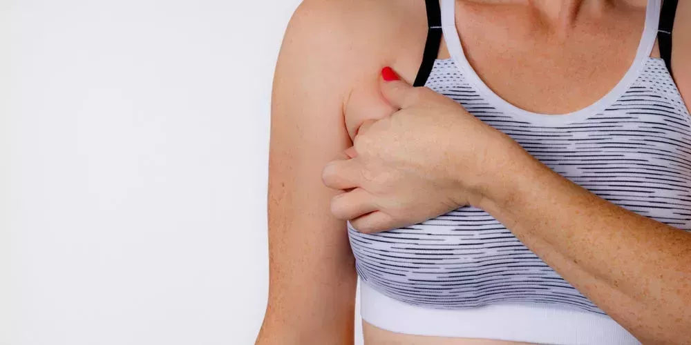 El cáncer de mama de una YouTuber de 30 años fue descartado como un quiste, pero ella tenía una 