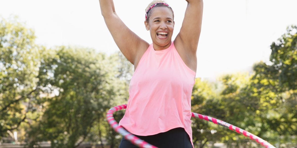 El hula hooping con peso es una forma divertida, respaldada por la ciencia, de perder peso, tonificar los abdominales y quemar calorías