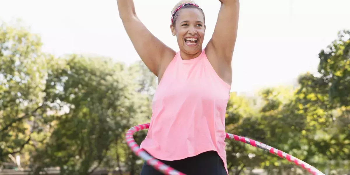 El hula hooping con peso es una forma divertida, respaldada por la ciencia, de perder peso, tonificar los abdominales y quemar calorías