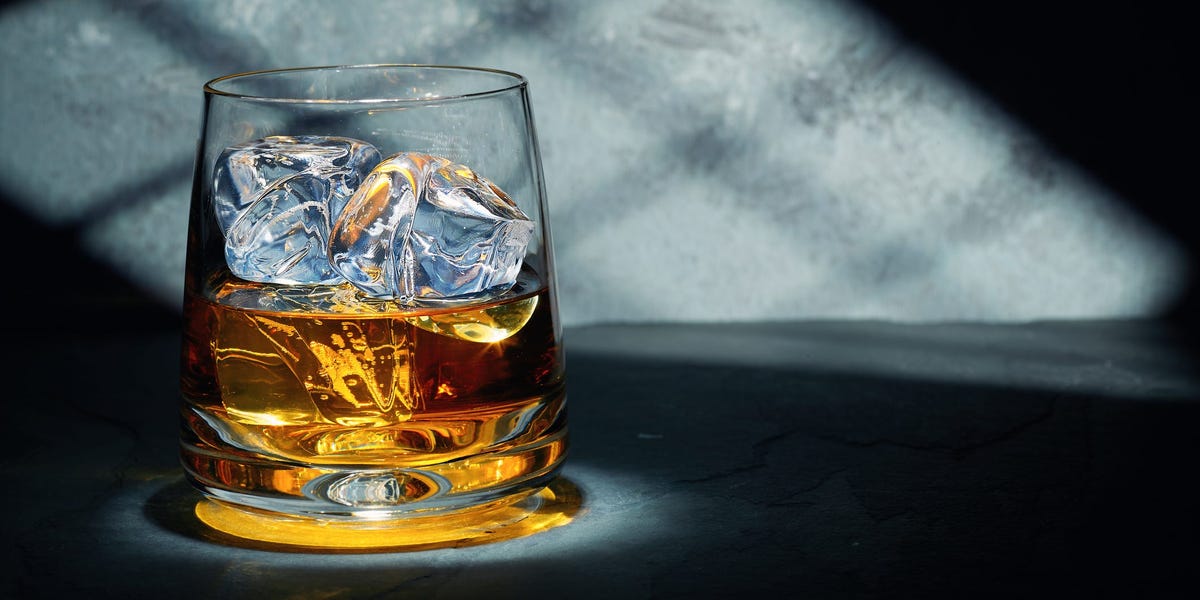 ¿El mejor ingrediente para tus cócteles? Hielo cristalino: así se hace en casa