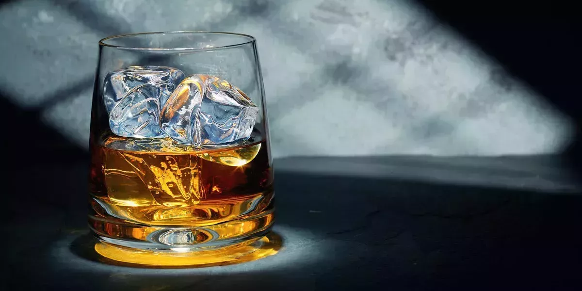 ¿El mejor ingrediente para tus cócteles? Hielo cristalino: así se hace en casa