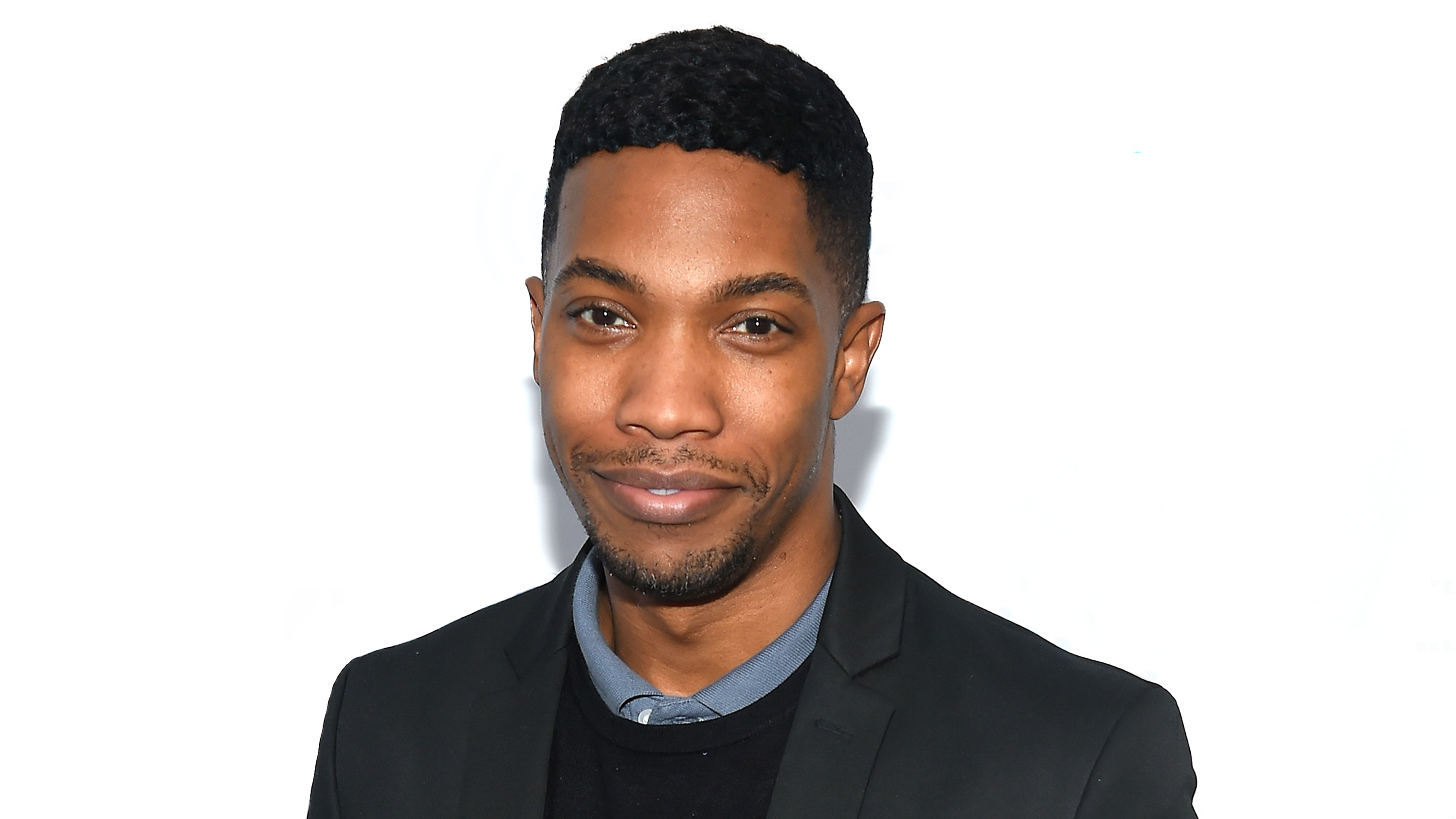 Famosos y profesionales de la belleza recuerdan al maquillador AJ Crimson con emotivos homenajes