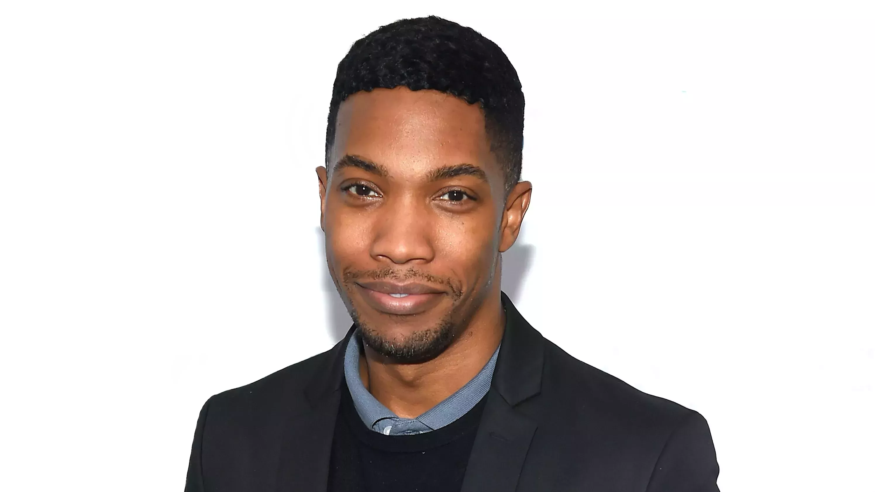 Famosos y profesionales de la belleza recuerdan al maquillador AJ Crimson con emotivos homenajes