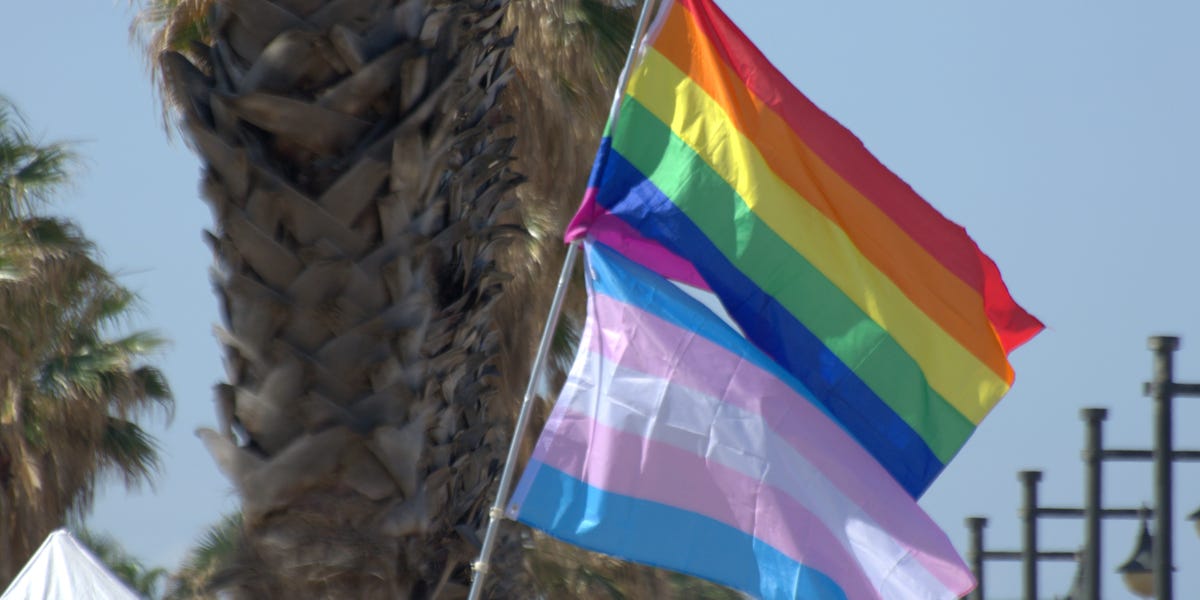 La gobernadora de Alabama firma un proyecto de ley contra la transexualidad, diciendo que cree que los niños deben "convertirse en los adultos que Dios quiere".