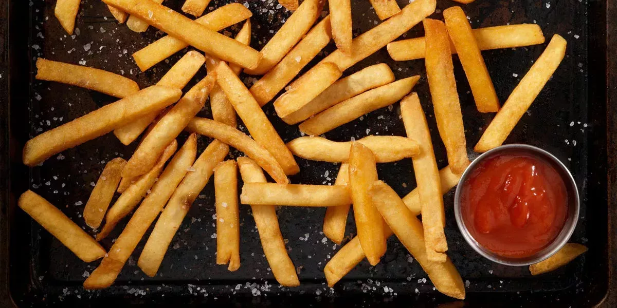 Las 4 mejores formas de recalentar las patatas fritas sobrantes para que queden más crujientes