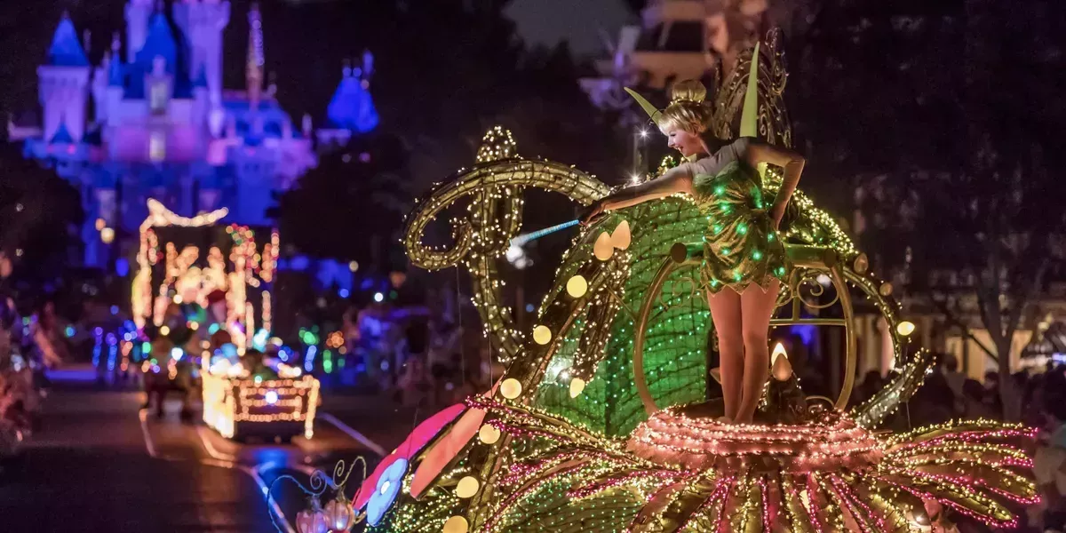 Los fans de Disney dicen que esperan conseguir un nuevo cubo de palomitas coleccionable haciendo que sus amigos hagan cola y los envíen a todo el país