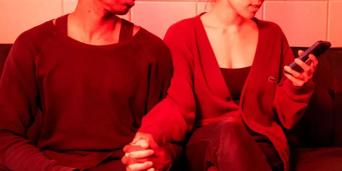 Mi mujer envía mensajes de texto a mujeres a mis espaldas y creo que es bisexual. ¿Cómo puedo convencerla de que me lo diga?