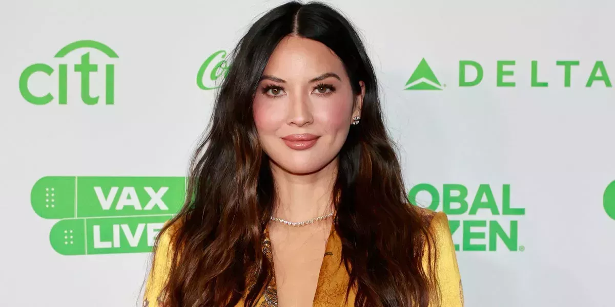Olivia Munn dice que su pelo se 'cae a mechones' por la caída del cabello tras el parto