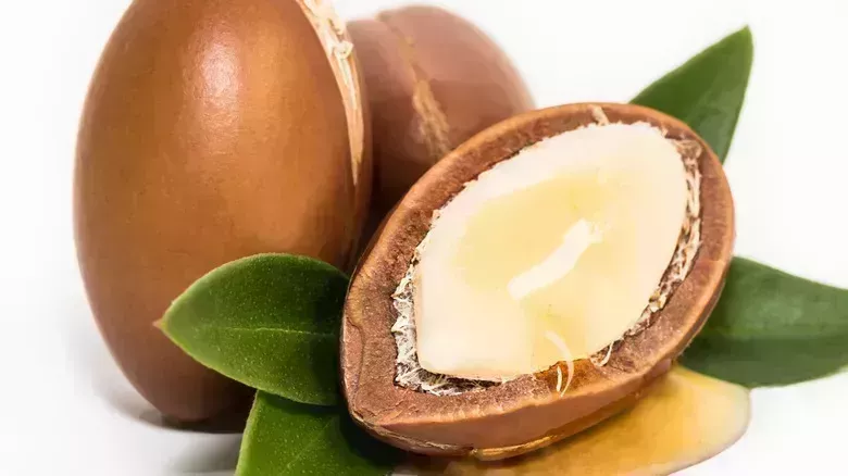 Por qué deberías usar aceite de argán en tu cabello antes de peinarlo con calor - La lista