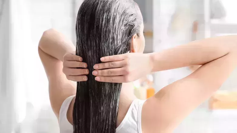 Por qué deberías usar aceite de argán en tu cabello antes de peinarlo con calor - La lista