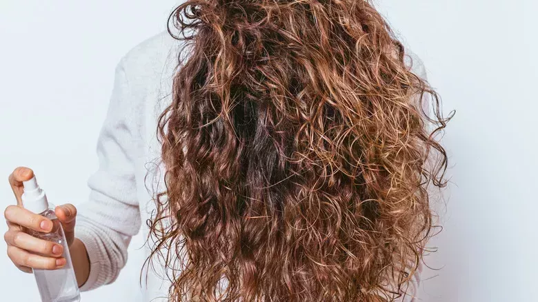 Por qué deberías usar aceite de argán en tu cabello antes de peinarlo con calor - La lista