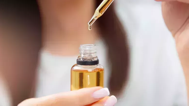 Por qué deberías usar aceite de argán en tu cabello antes de peinarlo con calor - La lista
