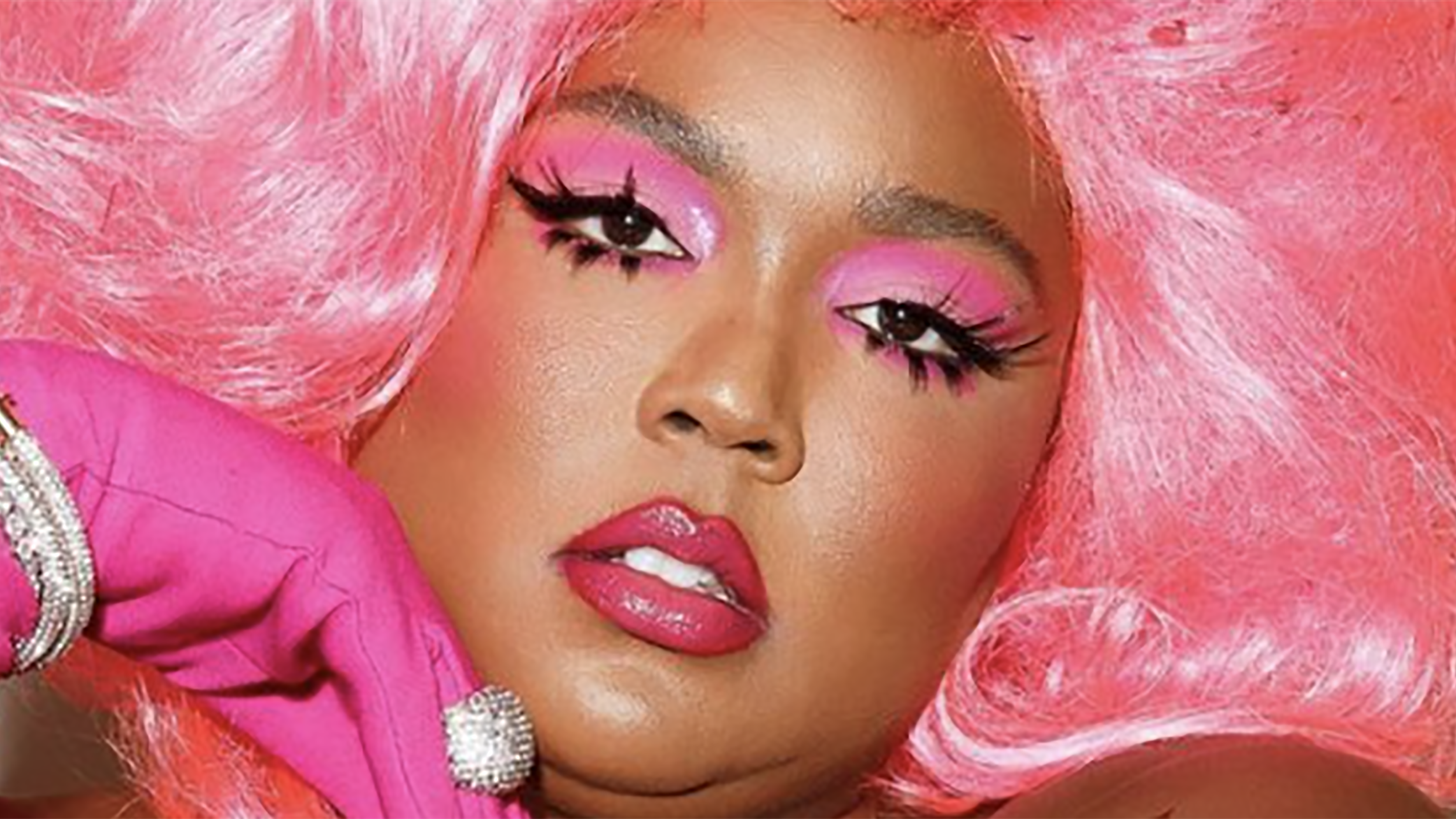 La regalan una tarta de dimensiones enormes por su cumpleaños