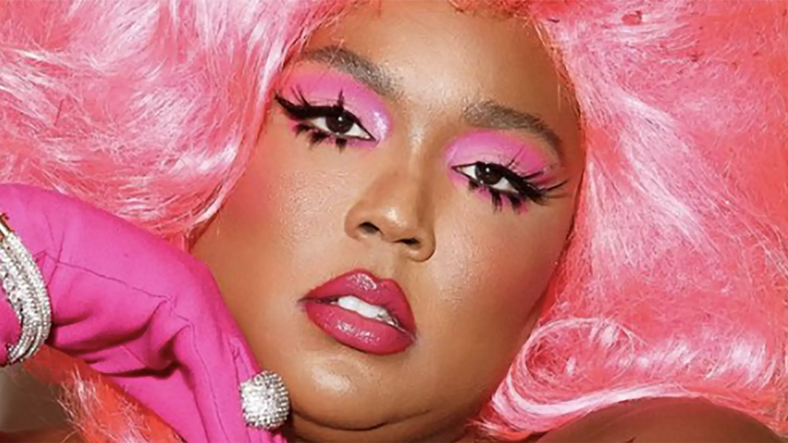 ¿Qué es mejor que una tarta gigante? Lizzo saliendo de ella con un ramo de flores rosas que se eleva hasta el cielo