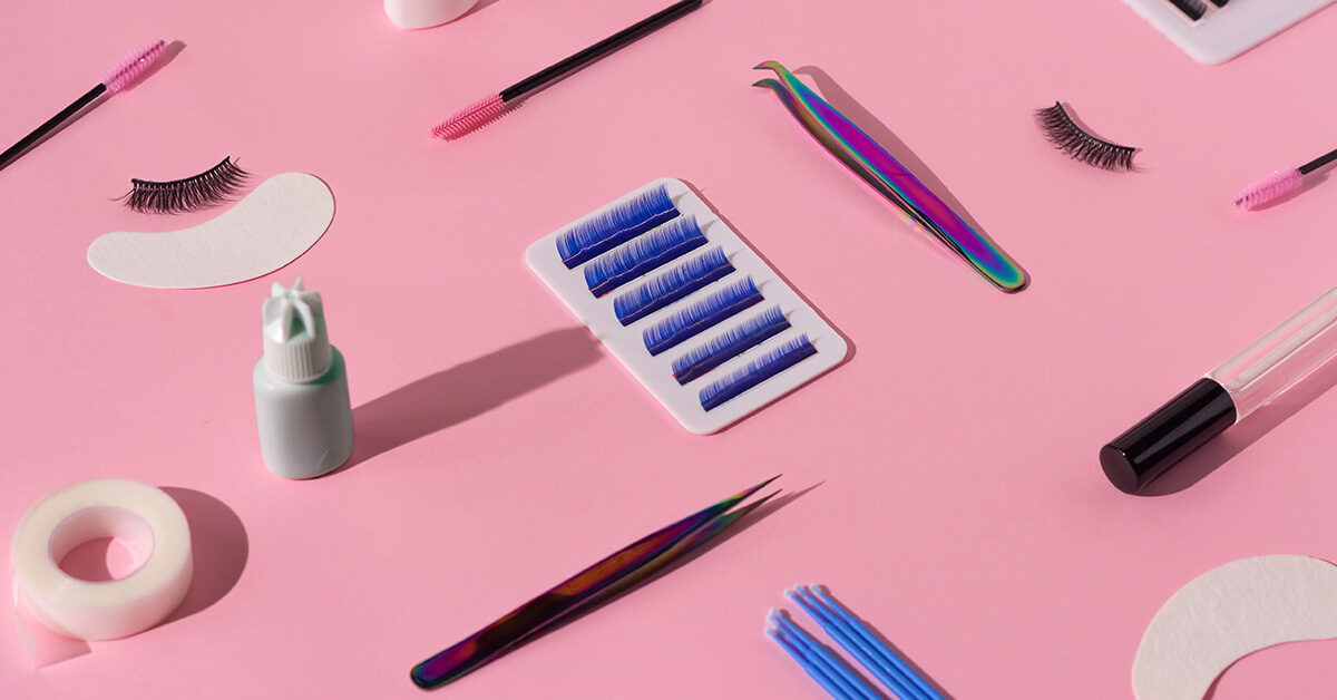 ¿Te preguntas cómo quitar las extensiones de pestañas en casa?