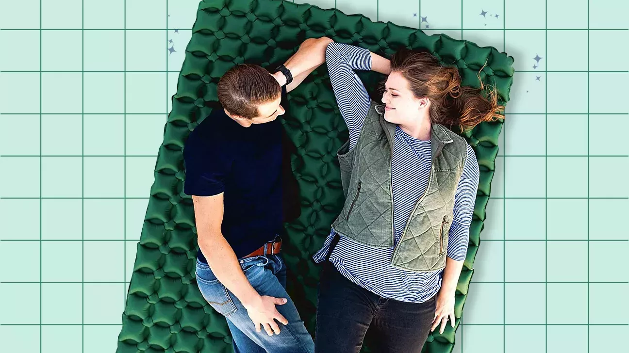 Acurrúcate bajo las estrellas con estos 11 cómodos colchones de camping para parejas