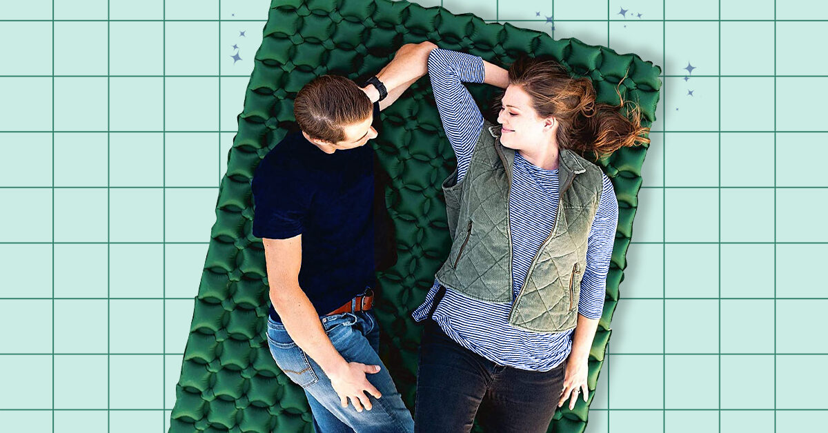 Acurrúcate bajo las estrellas con estos 11 cómodos colchones de camping para parejas