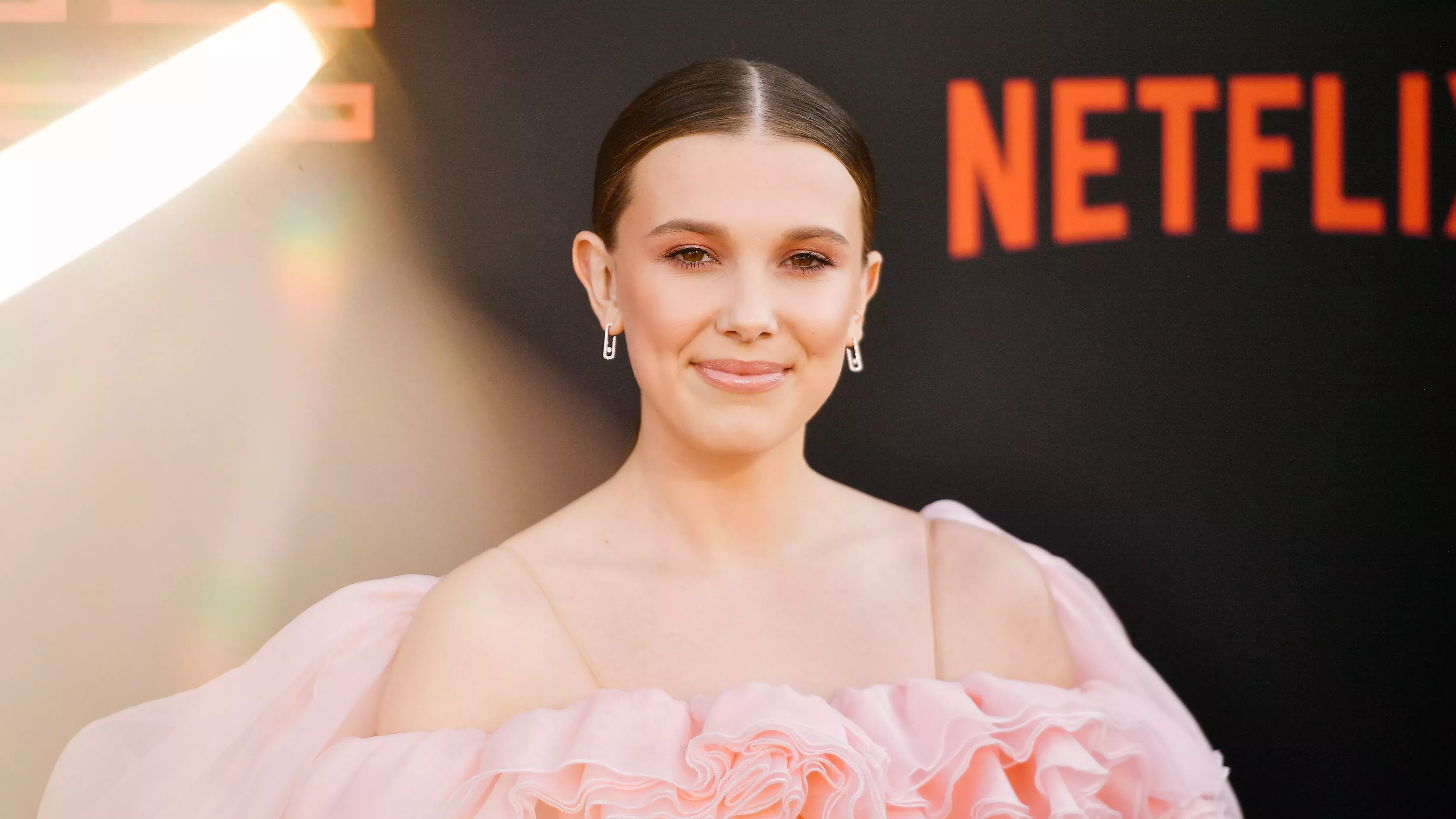 Admiremos el pelo rubio almendra vainilla de Millie Bobby Bown en el estreno de "Stranger Things" 4