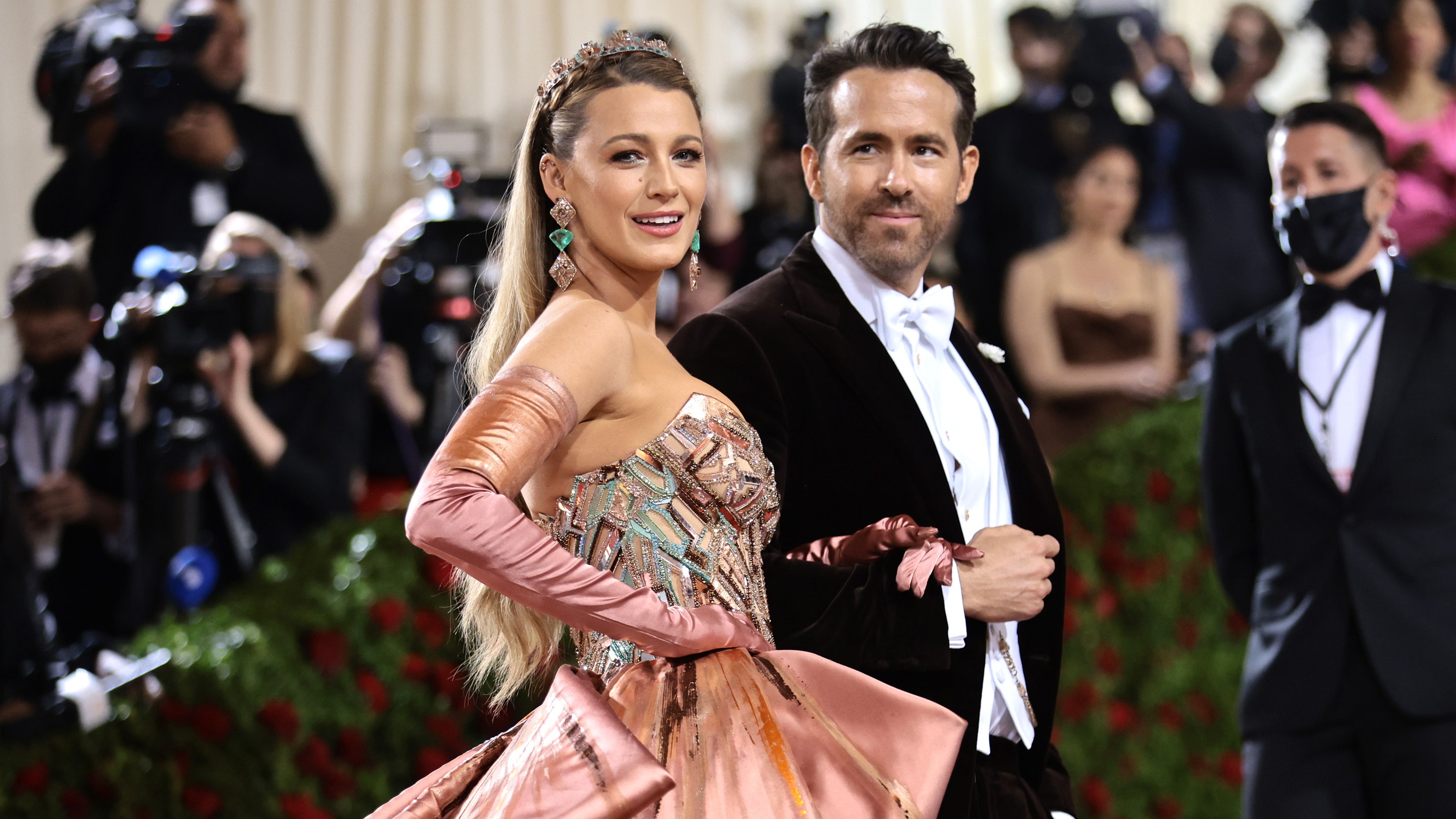 Blake Lively estrenó un nuevo bronceador de Charlotte Tilbury en la Gala del Met