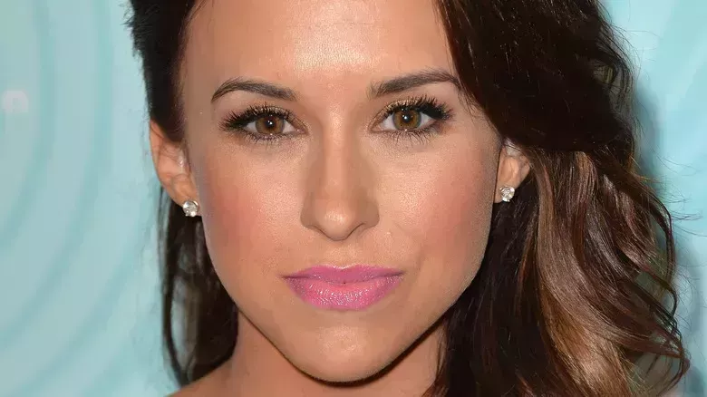 Cómo Mean Girls sigue influyendo en la rutina de belleza de Lacey Chabert