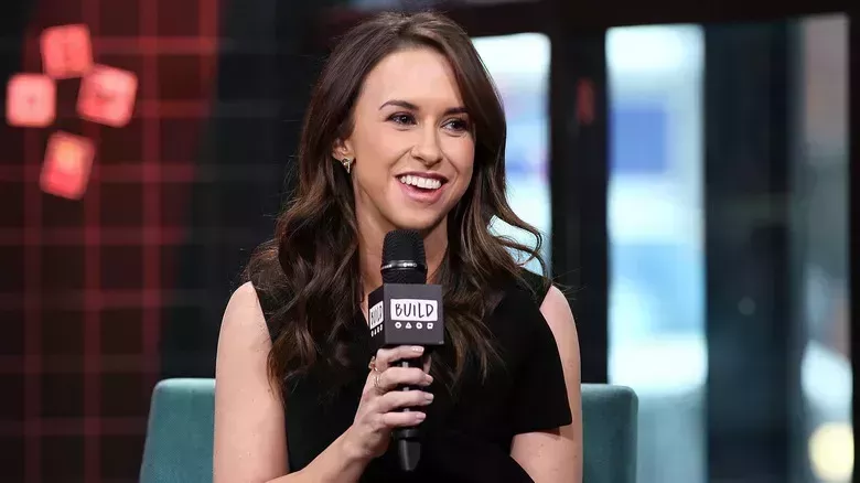 Cómo Mean Girls sigue influyendo en la rutina de belleza de Lacey Chabert