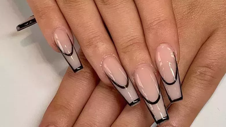 Cómo participar en la tendencia de la manicura francesa de contorno que arrasa en las redes sociales